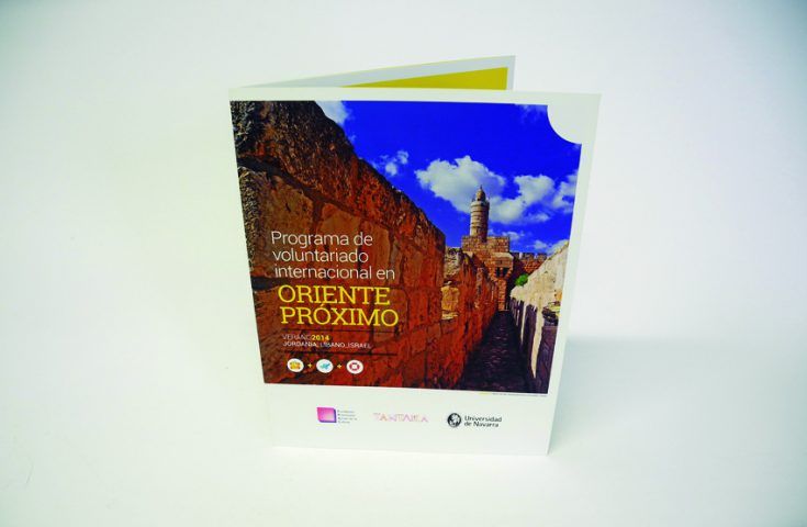 Un verano internacional con el folleto elaborado por Calle Mayor para la Universidad de Navarra